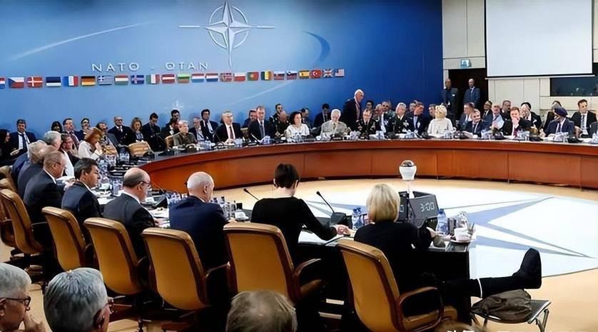 特朗普做的对，退出北约任其解体，俄罗斯做的更好，不能让北约扩张，不向欧洲供应能源