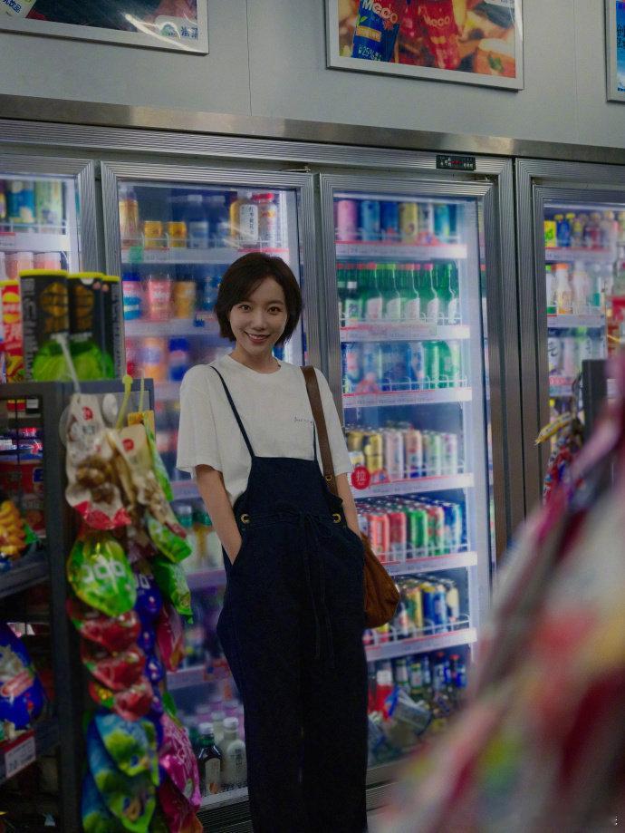 王珞丹偶遇米莱 谁懂这份情怀！王珞丹夜游邂逅“米莱”，瞬间梦回《奋斗》，当年为米