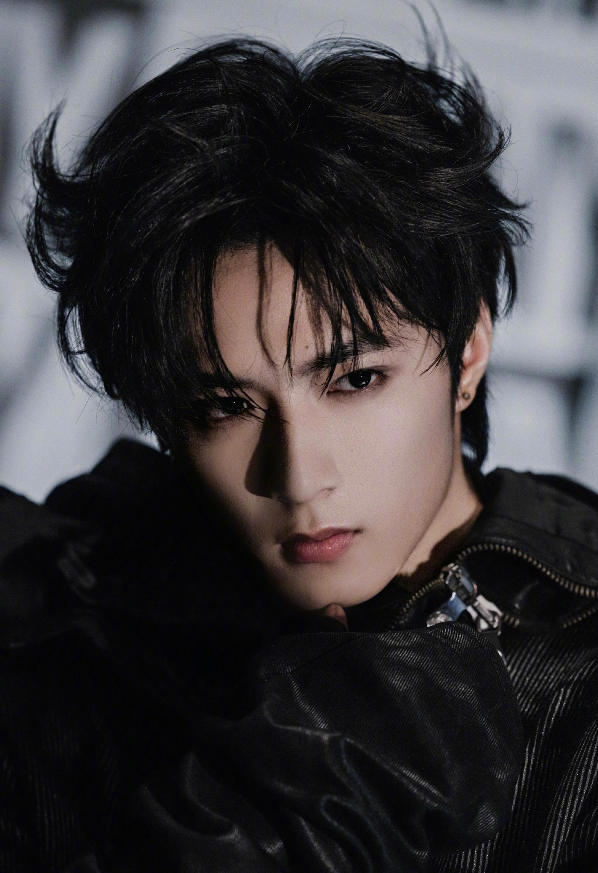 刘耀文 新歌《2 MANY》 暗黑机能工业风造型，解构拼接服饰、金属链条腰带… 