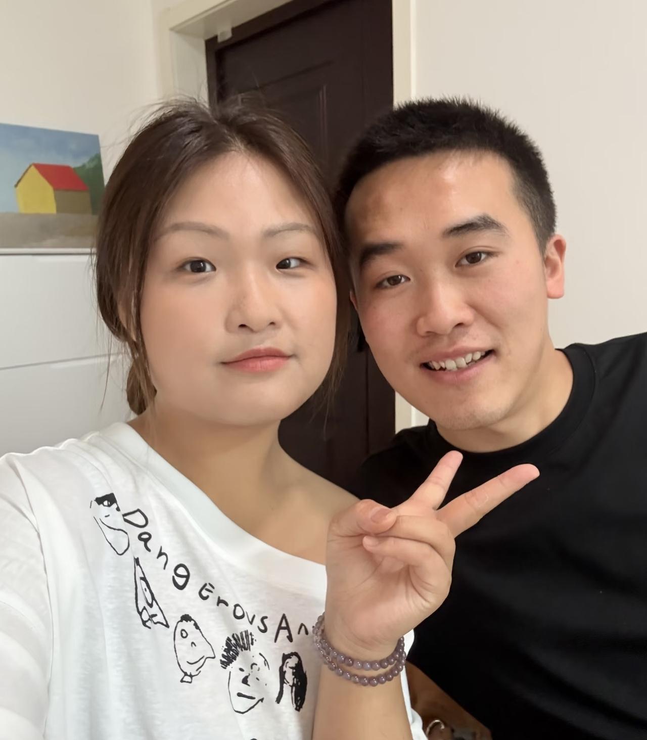我同事，准备给儿子在广州买房，本想买个四房，可儿子只要两房，他以为儿子不想背负房