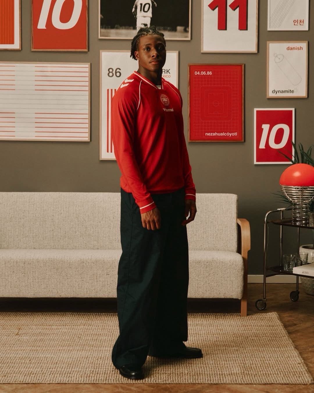 件衫就真係普通咗啲，不過乜都係假，最緊要踢好附加賽。丹麥國家隊發佈新主場波衫，守