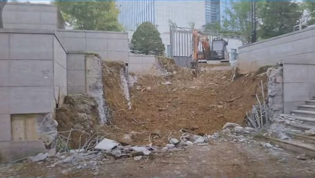 近日尹锡悦被指控在任期间曾在首尔龙山总统府综合大楼的东入口处施工，来晚了就走这条