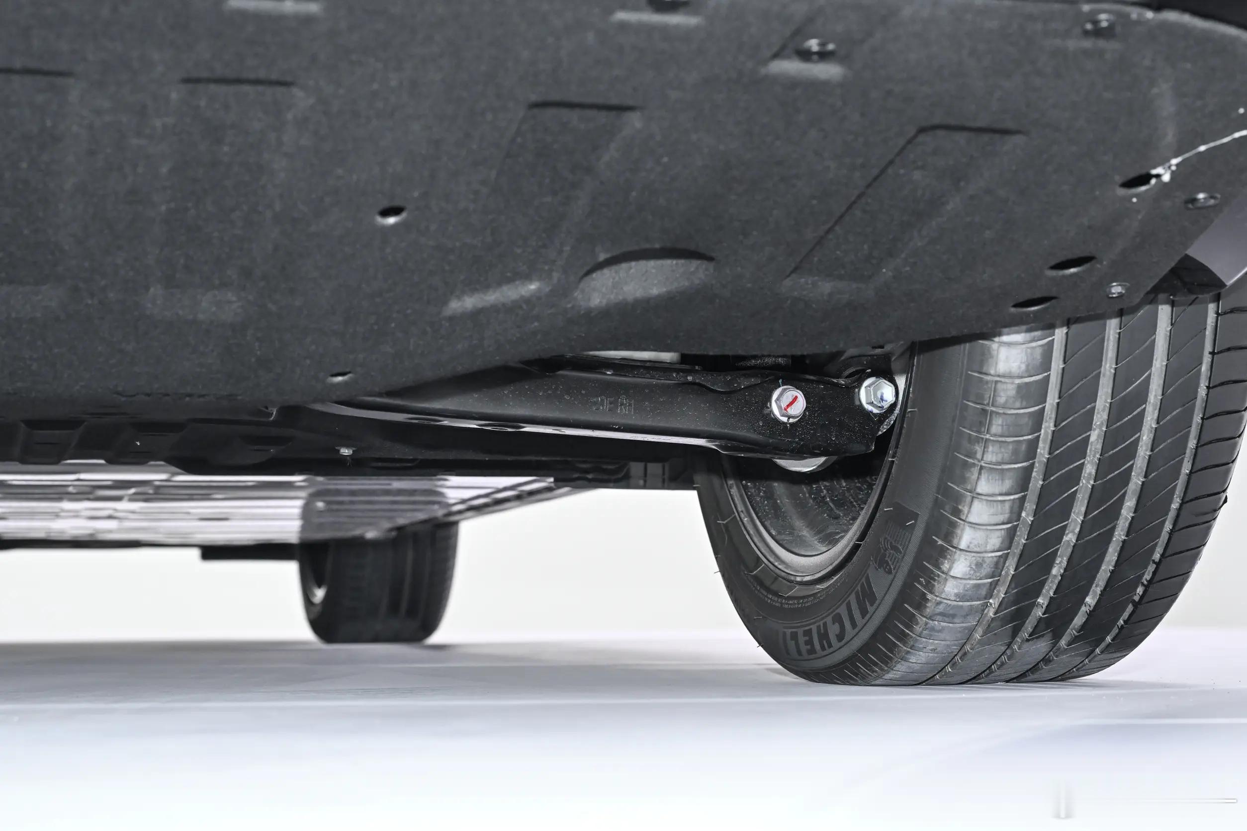 日产NX8，全新的五连杆悬架 