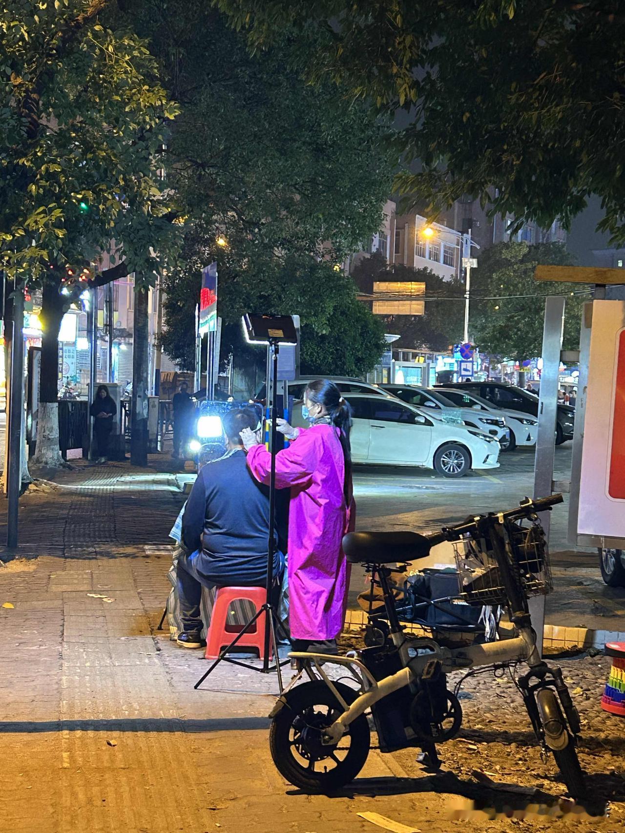 这个世界比你想象之中还要内卷……

晚上下班回来，看到路边有个人摆摊收8块钱一个