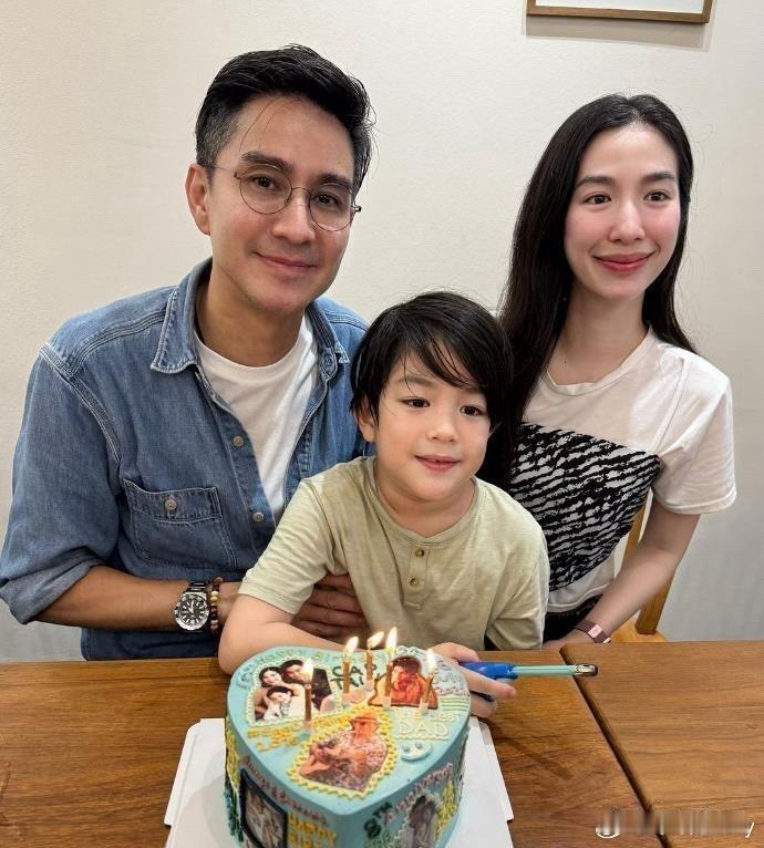 Captain和Egg这对泰娱榜样夫妇已经结婚8年啦！ 