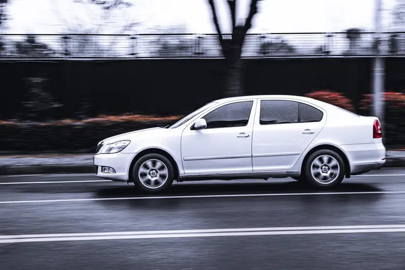 1月20日山东，前车一直龟速并排影响女子行驶，女子想超车遭前车多次踩刹车逼停，过