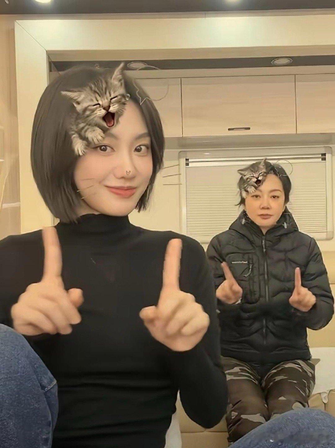 闫妮和女儿同框太吸睛！女儿五官精致满是灵性，妥妥的美人胚子，相较之下，闫妮在一旁