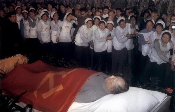 老照片，记录历史瞬间1976年9月18日，首都国营棉纺厂的女工们与伟大领袖毛主席