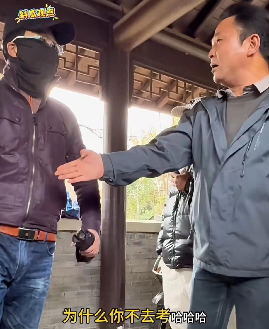 终于有人为光棍发声了，一个带着口罩和帽子的男士在公共场所大声宣扬光棍也有娶媳妇的