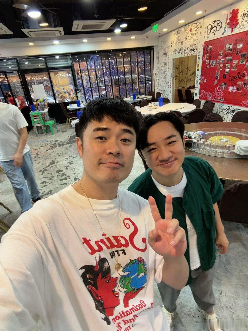 陈赫王祖蓝聚餐陈赫与王祖蓝老友相聚聚餐氛围感满满，跑男老搭档同框瞬间勾起满满回忆