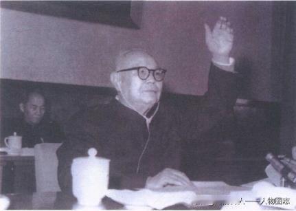 1978年12月26日，叶剑英主持召开第五届全国人大常委会第五次会议，讨论通过《