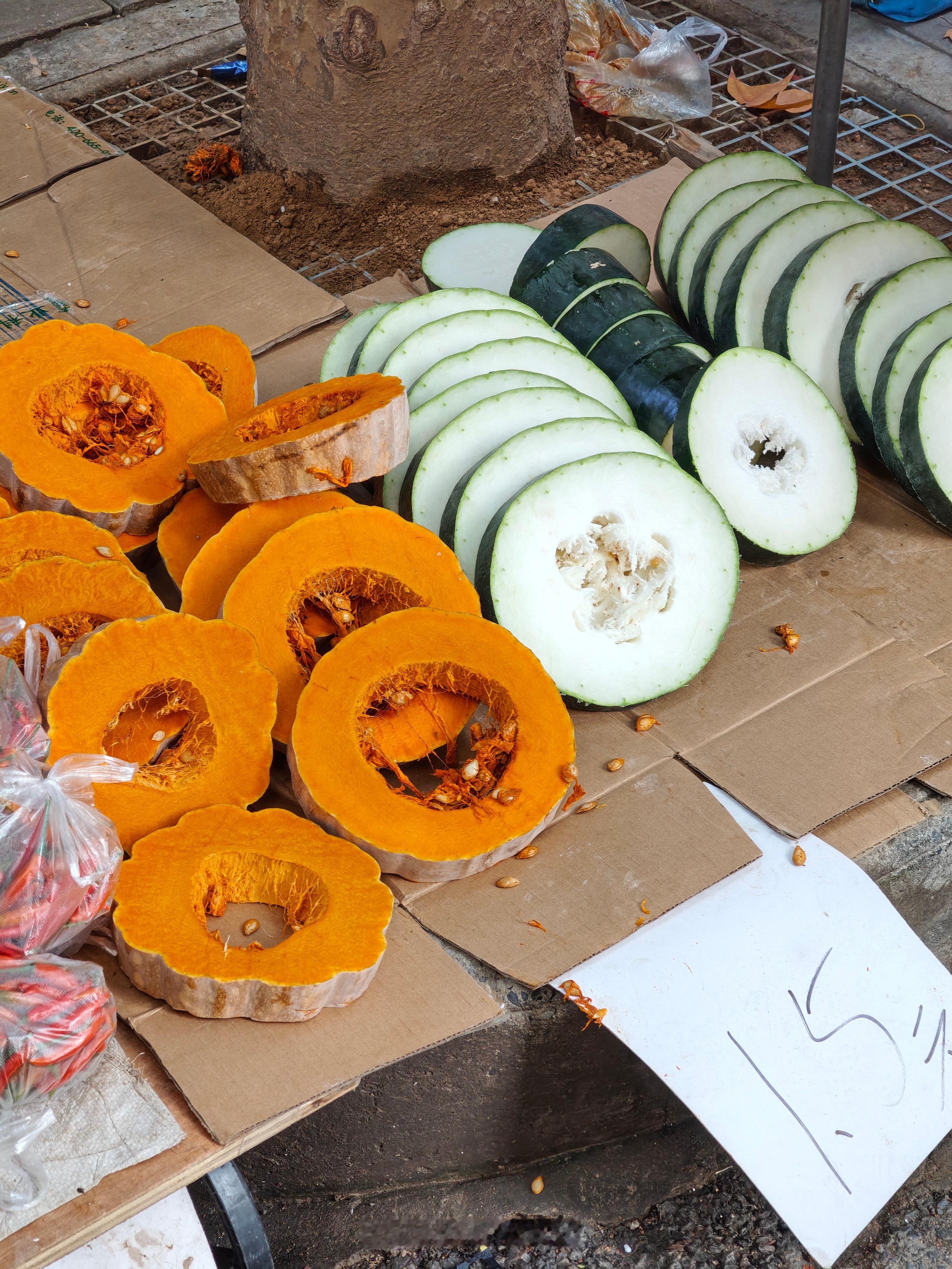 老板也是大气，先把冬瓜北瓜咔咔一顿切，也不怕卖不掉[允悲][允悲][允悲] ​​