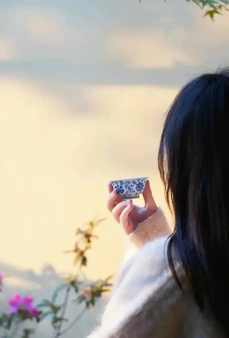 男人必看！三招让女人越相处越离不开你！
 
很多男人以为，留住女人的心靠的是源源