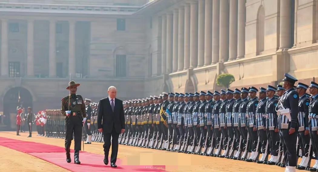 这也太寒酸过度了吧？

你要说2块红地毯的新旧程度不一样，从节约的角度来考虑，我