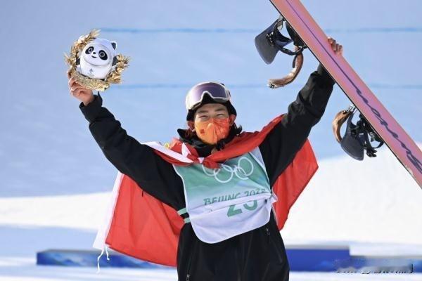 中国选手苏泓铭冬奥夺冠，他的日本教练竟然哭成一团！不是父子胜父子，这对患难师徒相