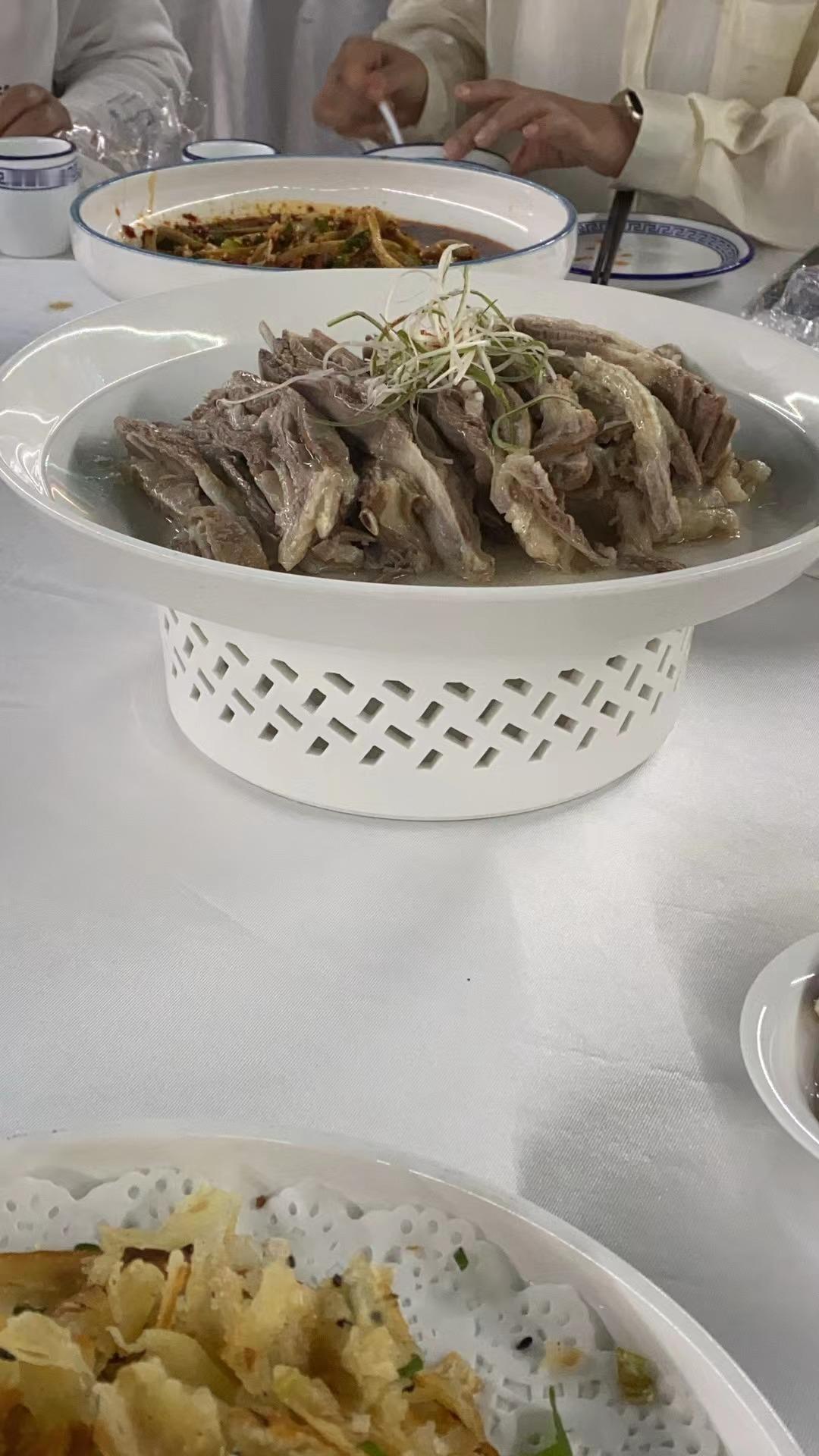 我嚷嚷着要去西北吃炖羊肉好饭友马上今天出差到银川帮我吃上了[笑cry] ​​​