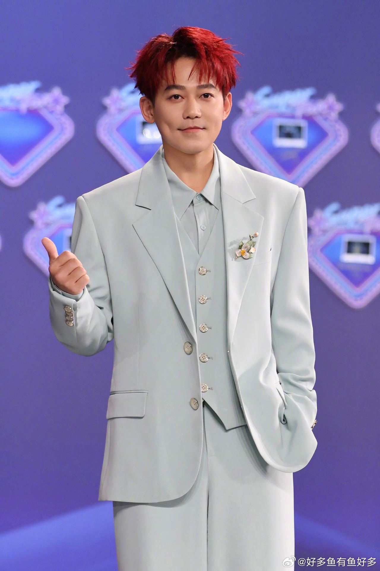 苏醒连续三年巅峰实力歌手 三连冠太能打！超级巅峰之夜再捧奖杯，犀利词锋+多元曲风