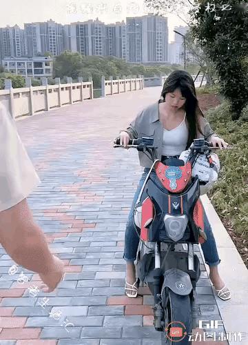 美女你应该感谢小伙，虽说拽你的动作不雅观，但是他还是帮助了你。