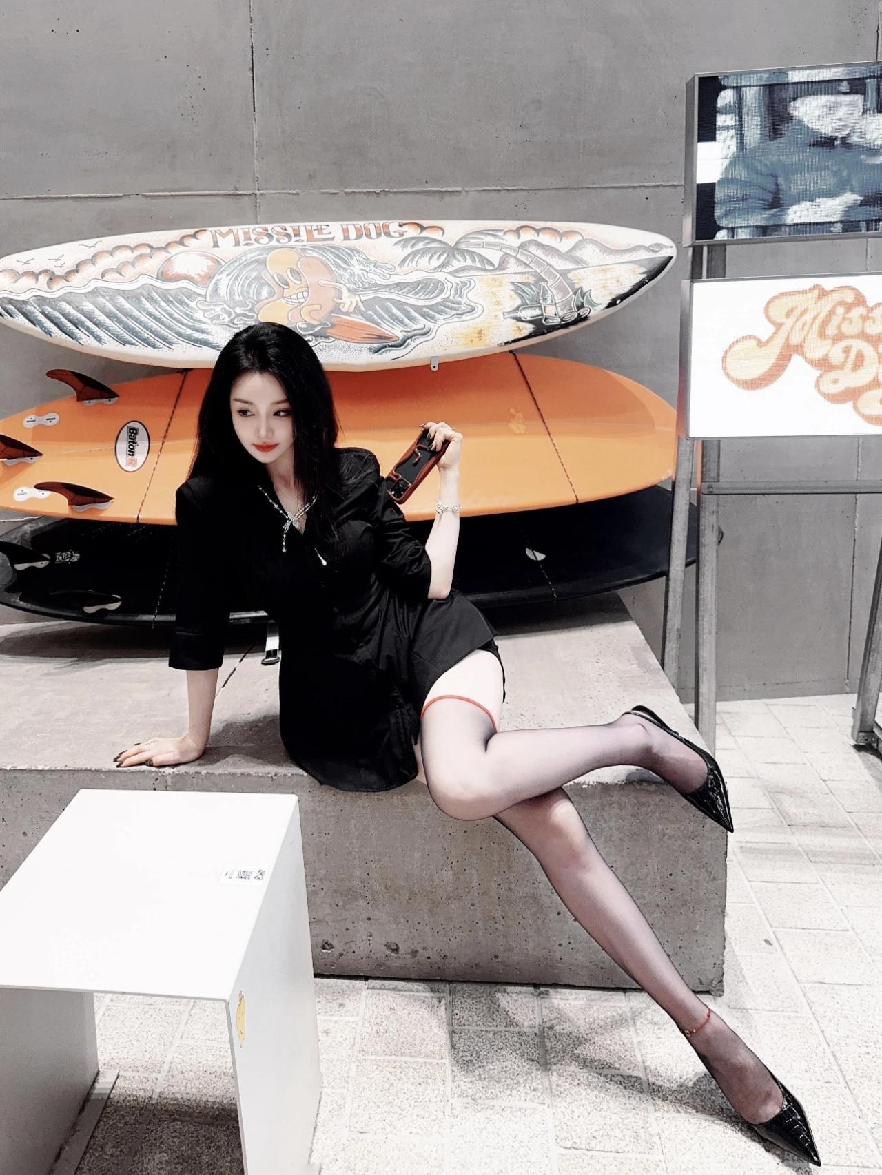 复古潮流风，黑裙红丝袜，滑板车旁耍酷