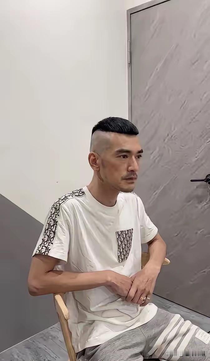 这是拍新电影吗？怎么可能变成这个样子，当初可是亚洲首席美男子啊！

你们记得这个