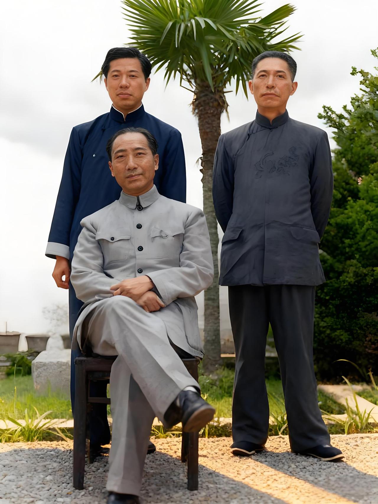 1945年，重庆梅花山别墅的庭院间，合影之中，戴笠居于核心，身着正装，姿态沉稳，
