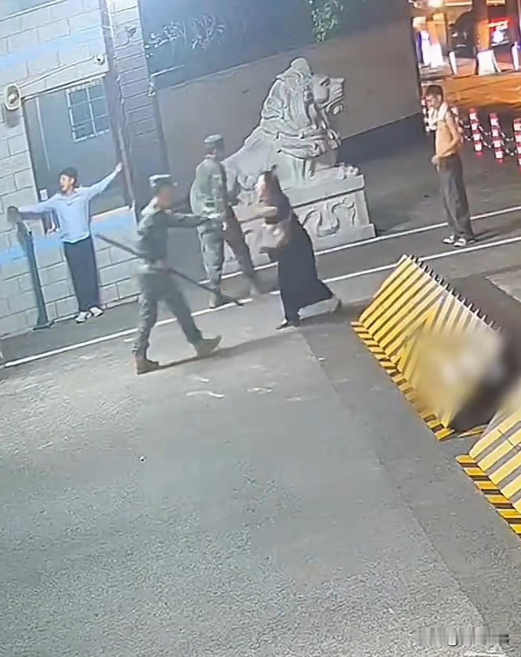 推搡武警女子后续！
黑衣女子，因涉嫌阻碍军人执行职务罪被刑事拘留，面临刑事追责，