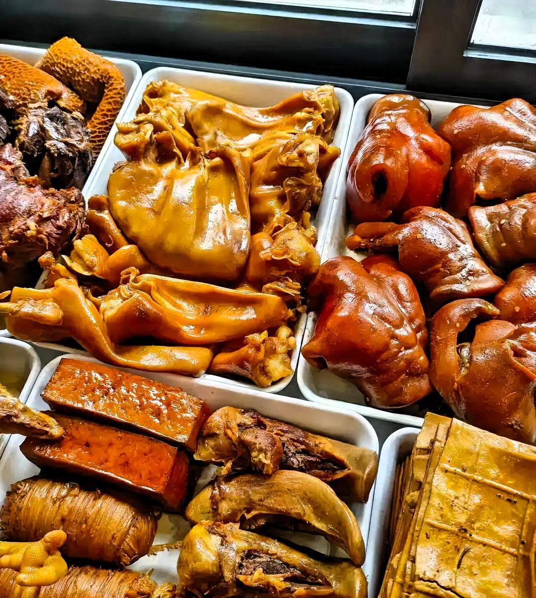 买卤味时撞见的一幕，暖到了心坎里
 
去买卤味，一对50多岁夫妻买了个猪肘，90