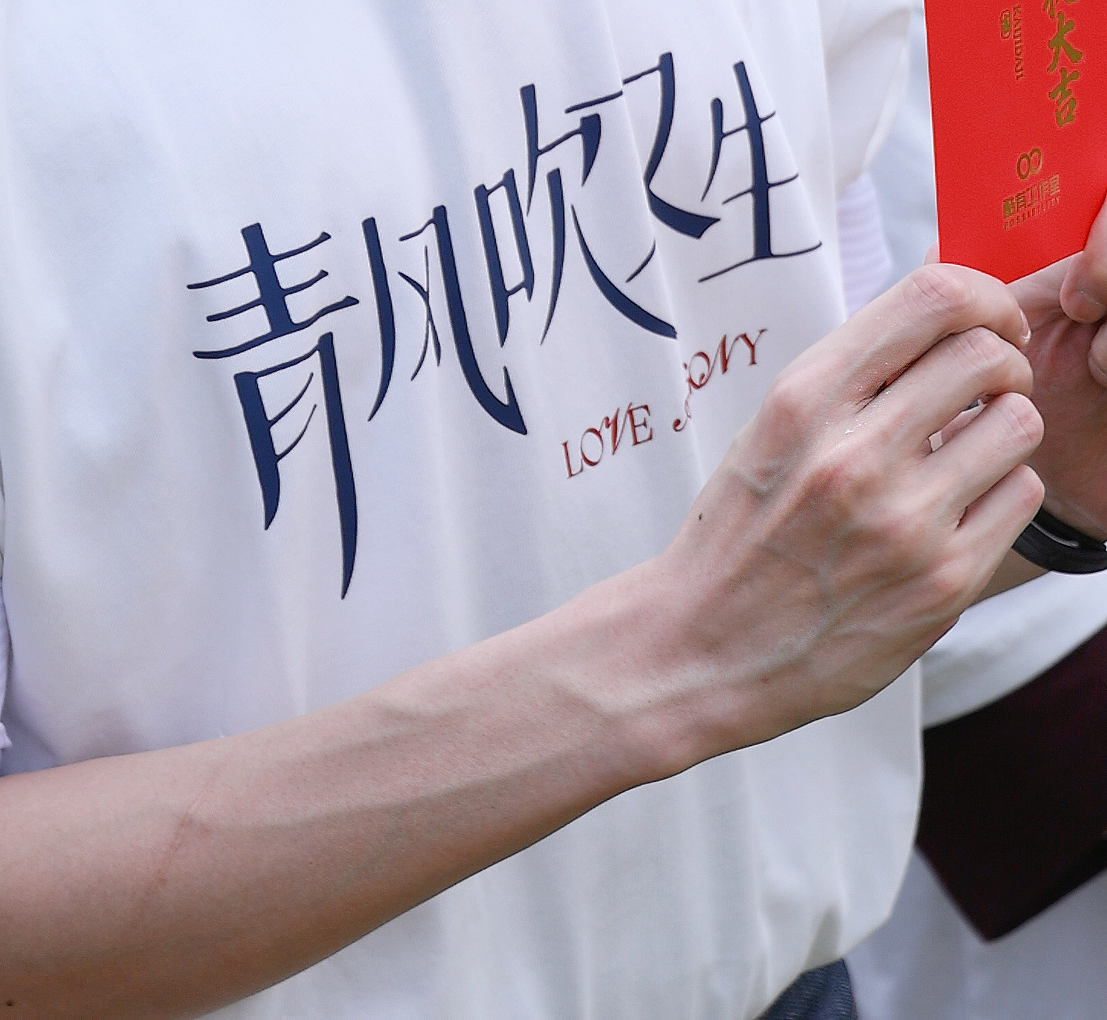 唉唉唉这个手指这个小臂这个腕骨这个青筋这个小痣这个水渍这个泛红的关节这个淡淡的疤