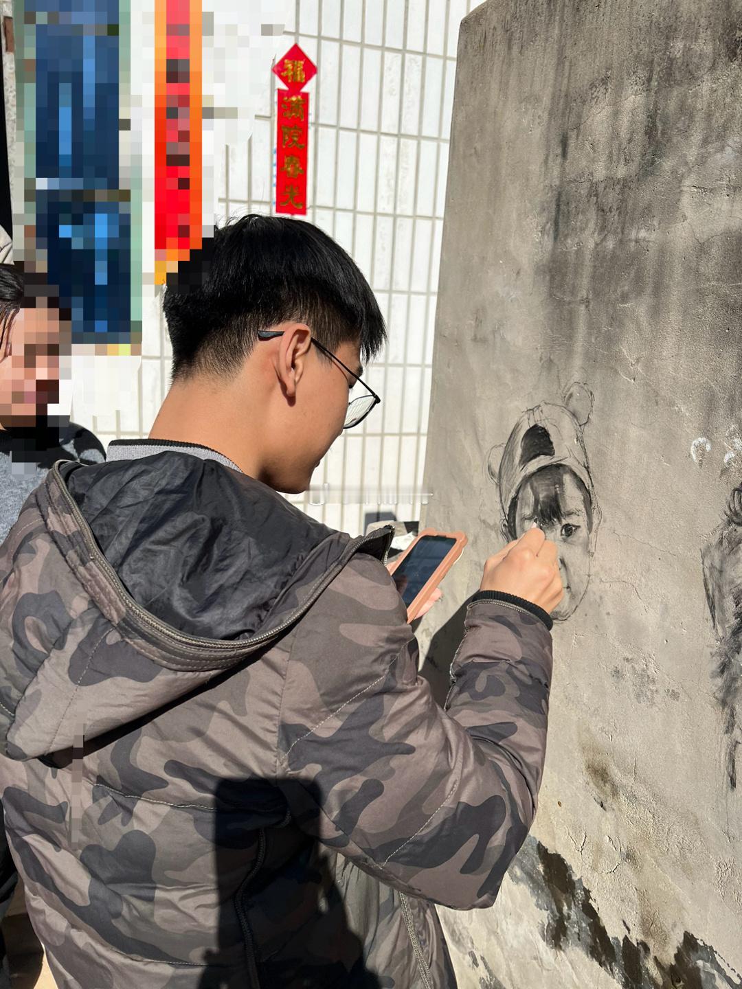 有艺术细菌的人就是这么受欢迎，抢着让画像，图二是就地取材找了块黑木炭画的。  ​
