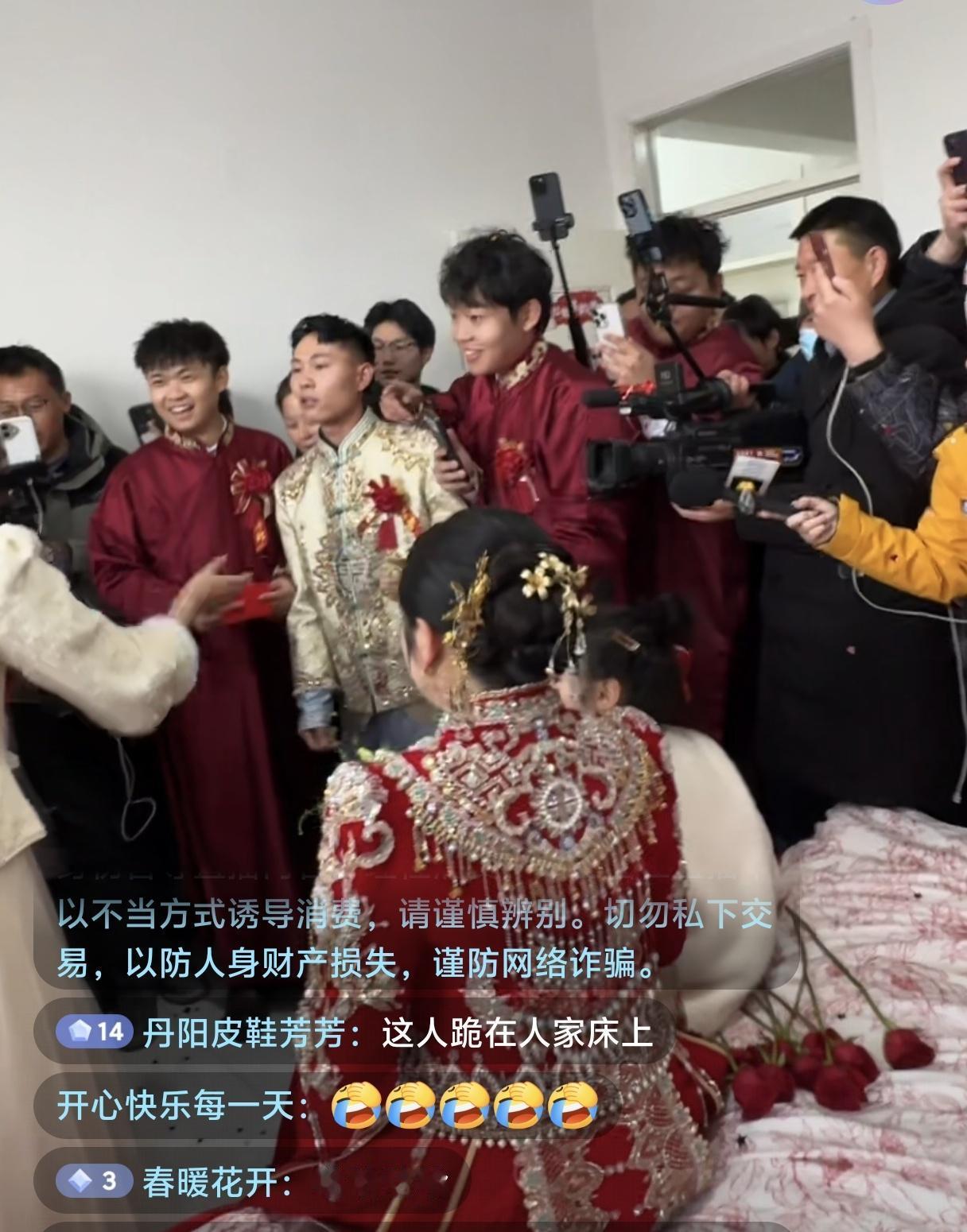 笑死🤣申聪结婚，网友说伴郎都在忙着直播，没办法专注做伴郎[捂脸]

申聪结婚，