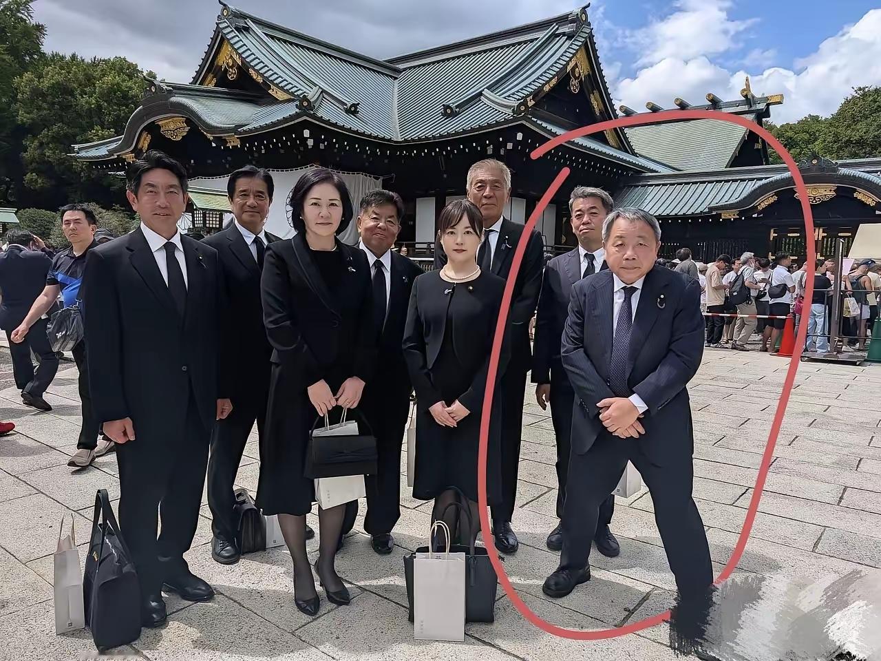 汉奸石平，穿着笔挺的西装，摆着国会议员的架子，但骨子里的神态却怎么也装不出来。这