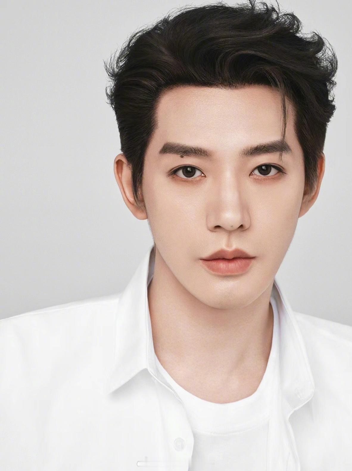 邓为这张脸也太立体了，和开了美颜似的[憧憬] ​​​