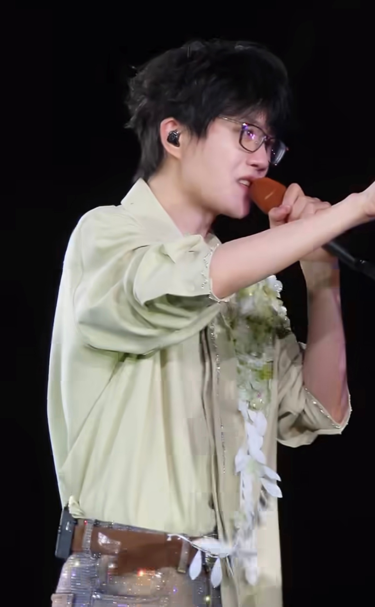 许嵩就这么把话筒递出来谁懂这一下的浪漫！许嵩直接把话筒递给全场歌迷，即兴开启全场
