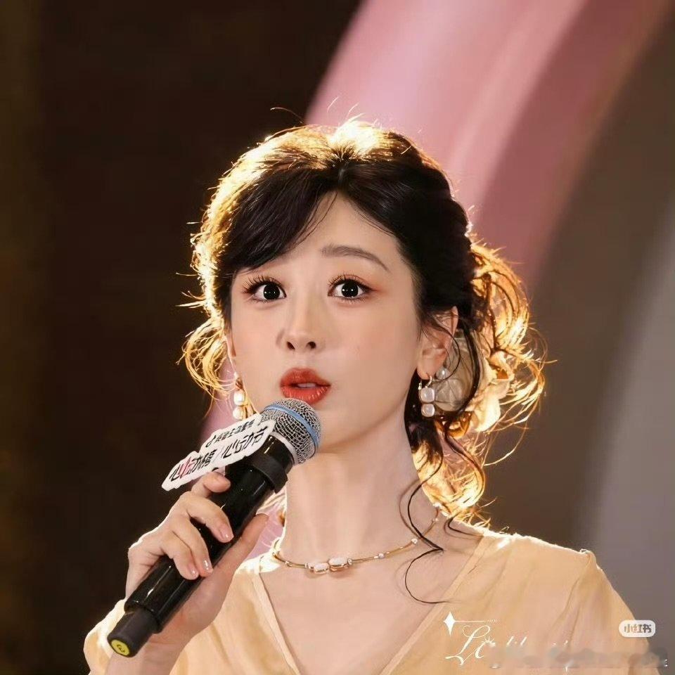 剧集限免，本尊也发视频！爱奇艺开启《香蜜》限免， 也发布了“香蜜转场”视频，网友