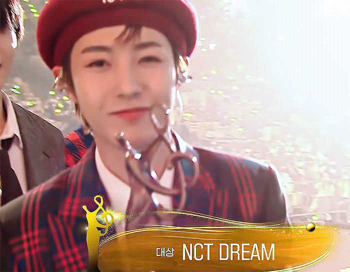 黄仁俊[超话]   hrj  黄仁俊  ✨站在舞台上的你闪闪发亮 