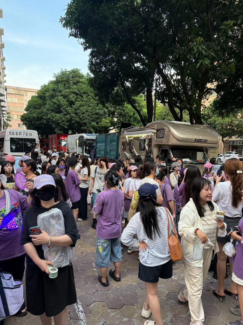 张晚意杀青现场人山人海张晚意有好多紫色妹妹 张晚意杀青现场真的全是紫色妹妹！他还