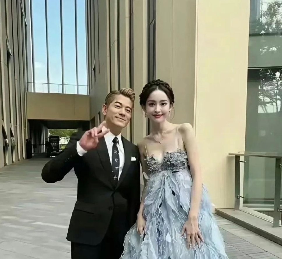 娜扎也太美了吧，不怪郭富城忍不住跟她合照，我都心动不已！ 