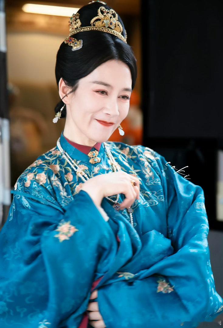 温峥嵘往那一站就是宅斗天花板不愧是宅斗熟手！温峥嵘仪态端庄却藏满算计，氛围感直接