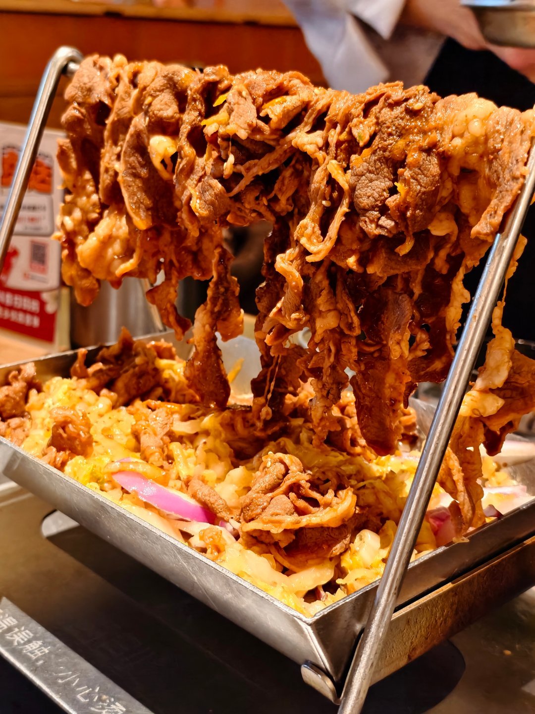 兄弟们，有没有爱吃东北菜的？在杭州我常吃的是厨创东北大厨，昨天拍摄完和来吃，铁锅