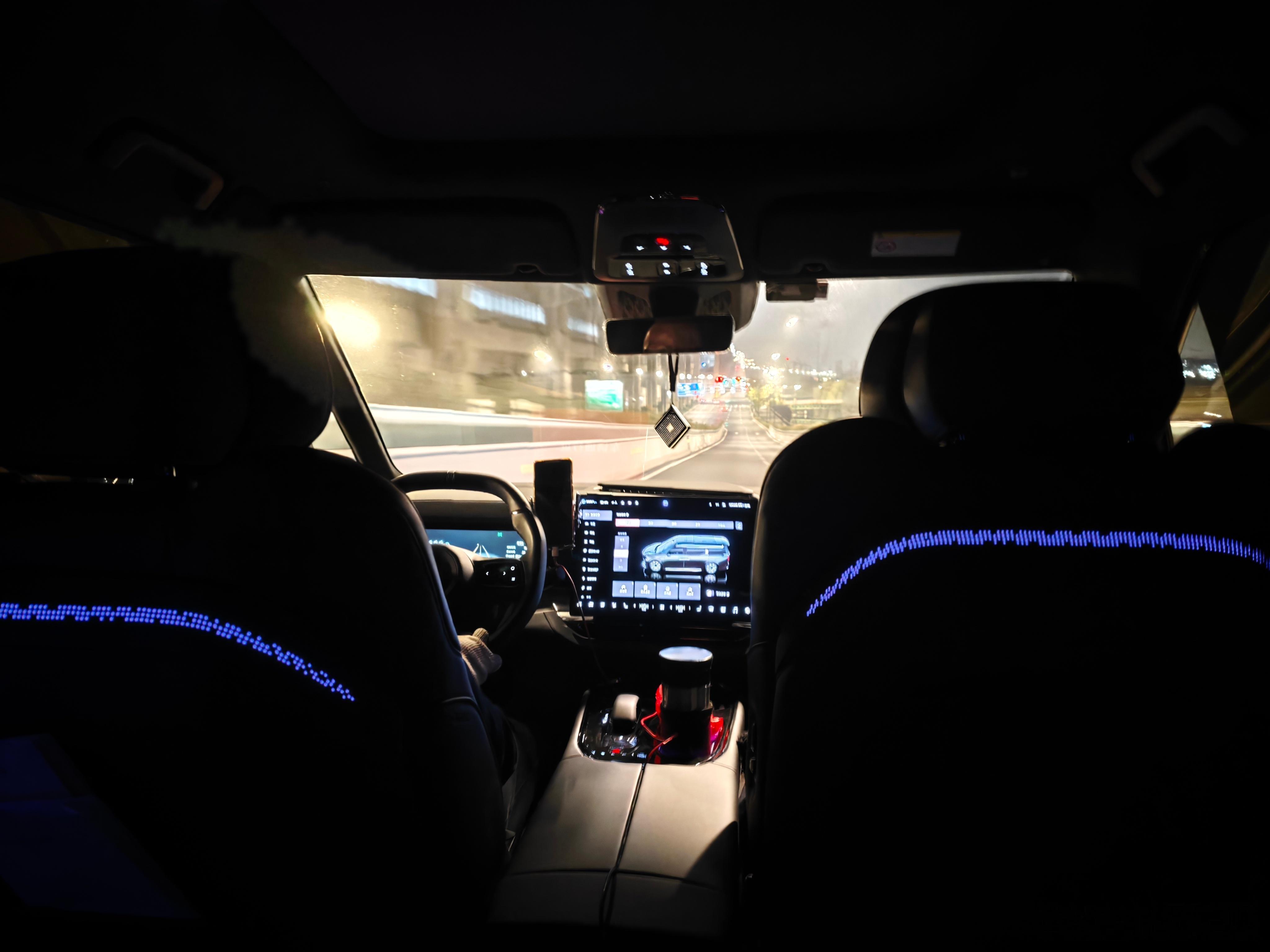 高速行进中，用手机的10倍长焦拍了张照片，这车真帅