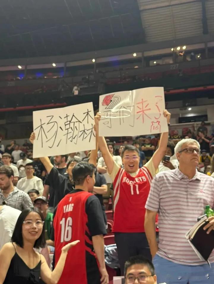 杨瀚森夏联首秀可以说是圆满完成了，所有期待的东西都有了。

1、有国内和国外球迷