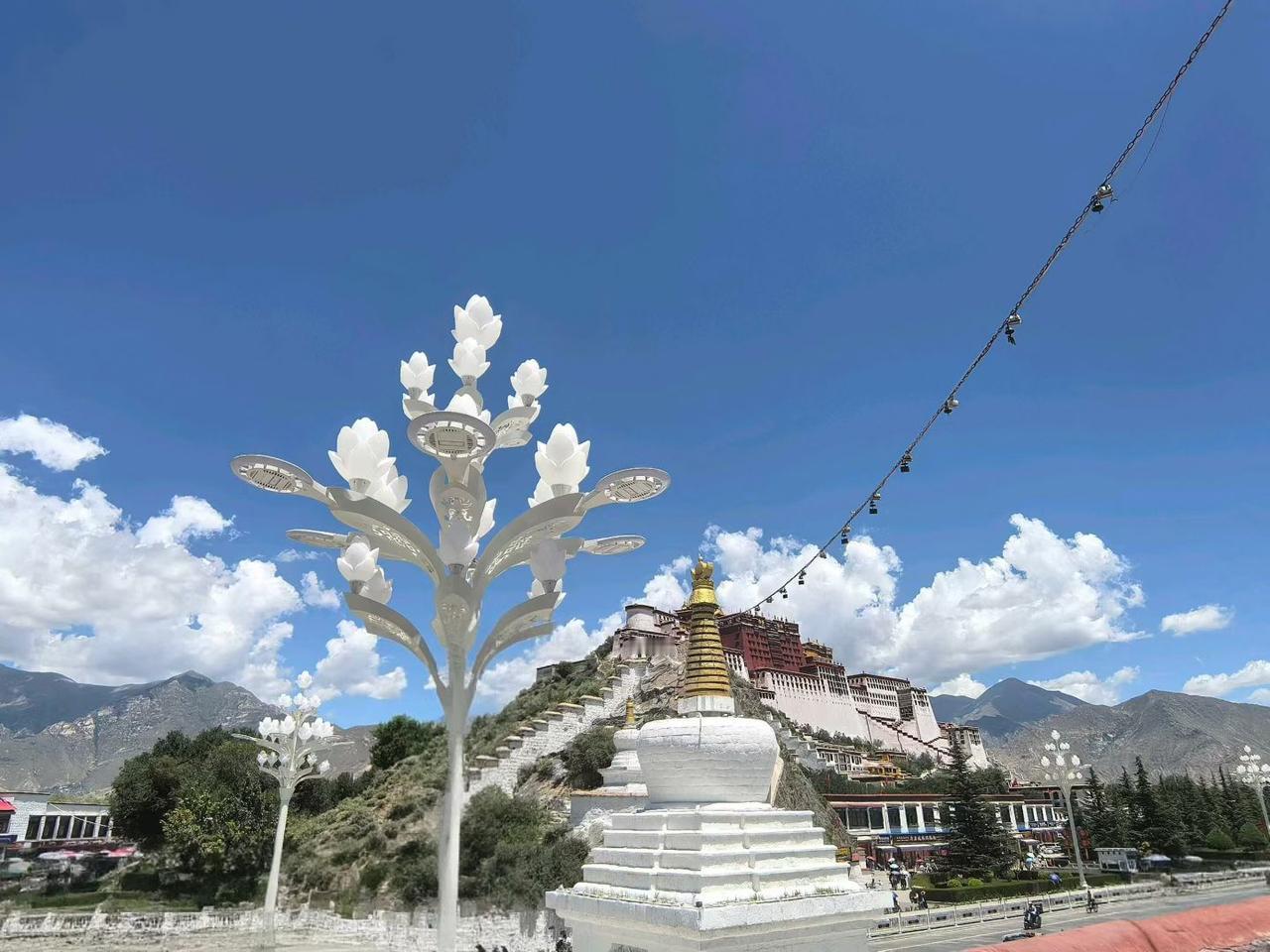 冬日生活打卡季远望布达拉宫在蓝天白云下是多么的雄伟壮观！