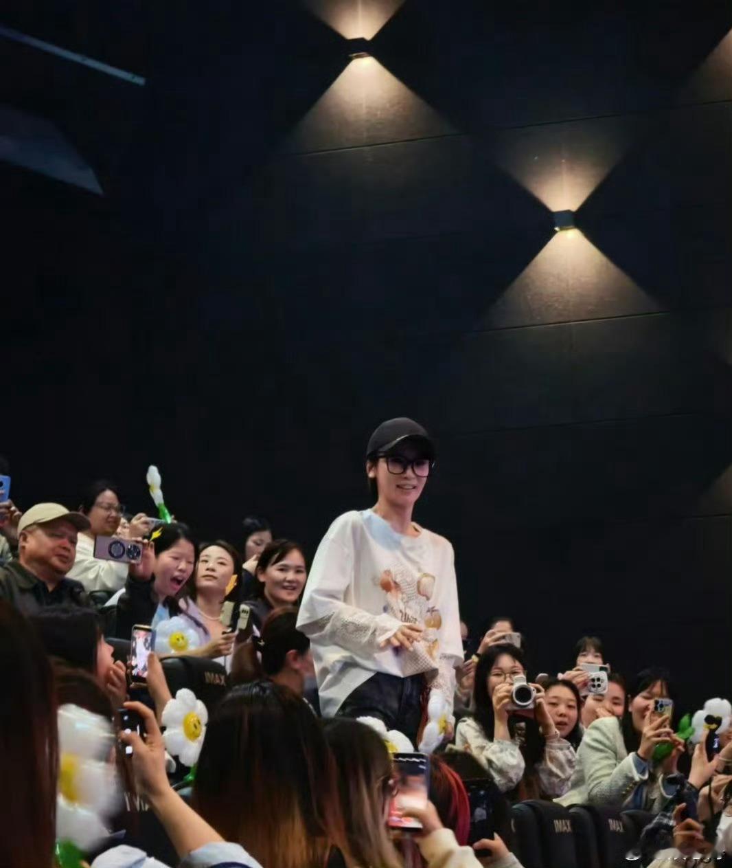 谢楠说蒋龙杨超越是最棒的蒋龙新片收获浪姐姐姐助阵谢楠现场真诚为两位演员打call