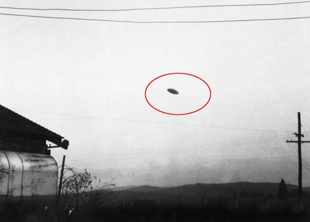 [微风]“司令员，干掉它吧？”1998年，河北上空出现一架草帽状的UFO，一架歼