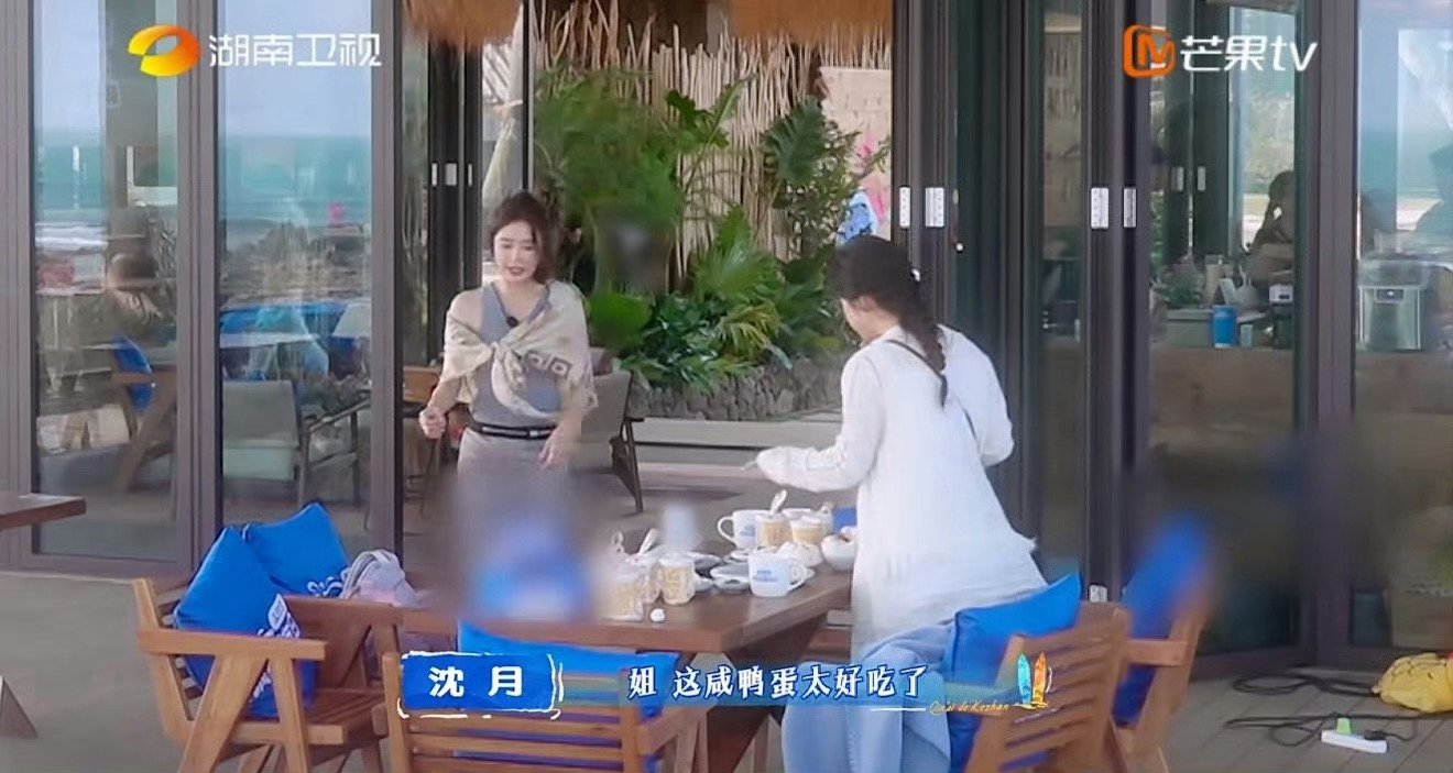 王鹤棣向大家推介儋州特色美食棣棣就这样用心呀！为筹备氛围感满满的海边音乐派对，张