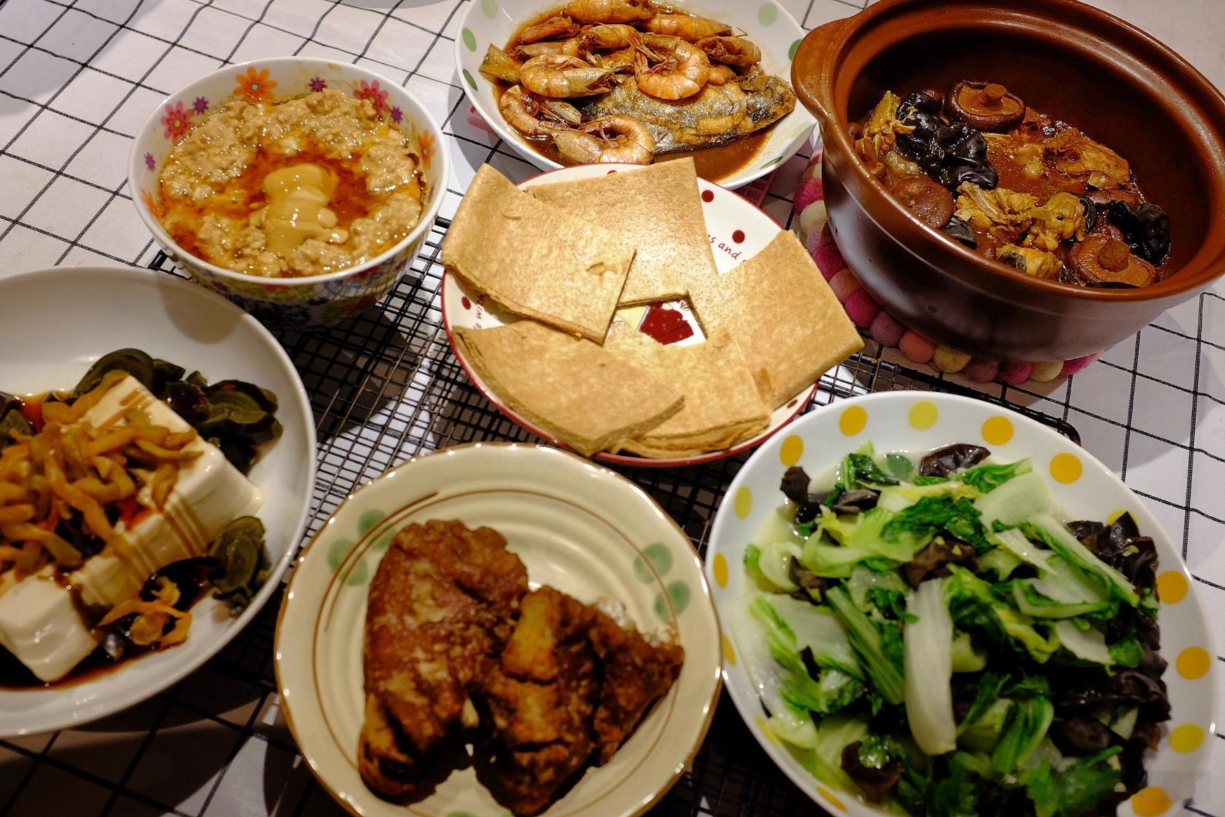 Dinner at home，把冰箱清空，反正某人也不会煮饭 蔚蔚的灶披间