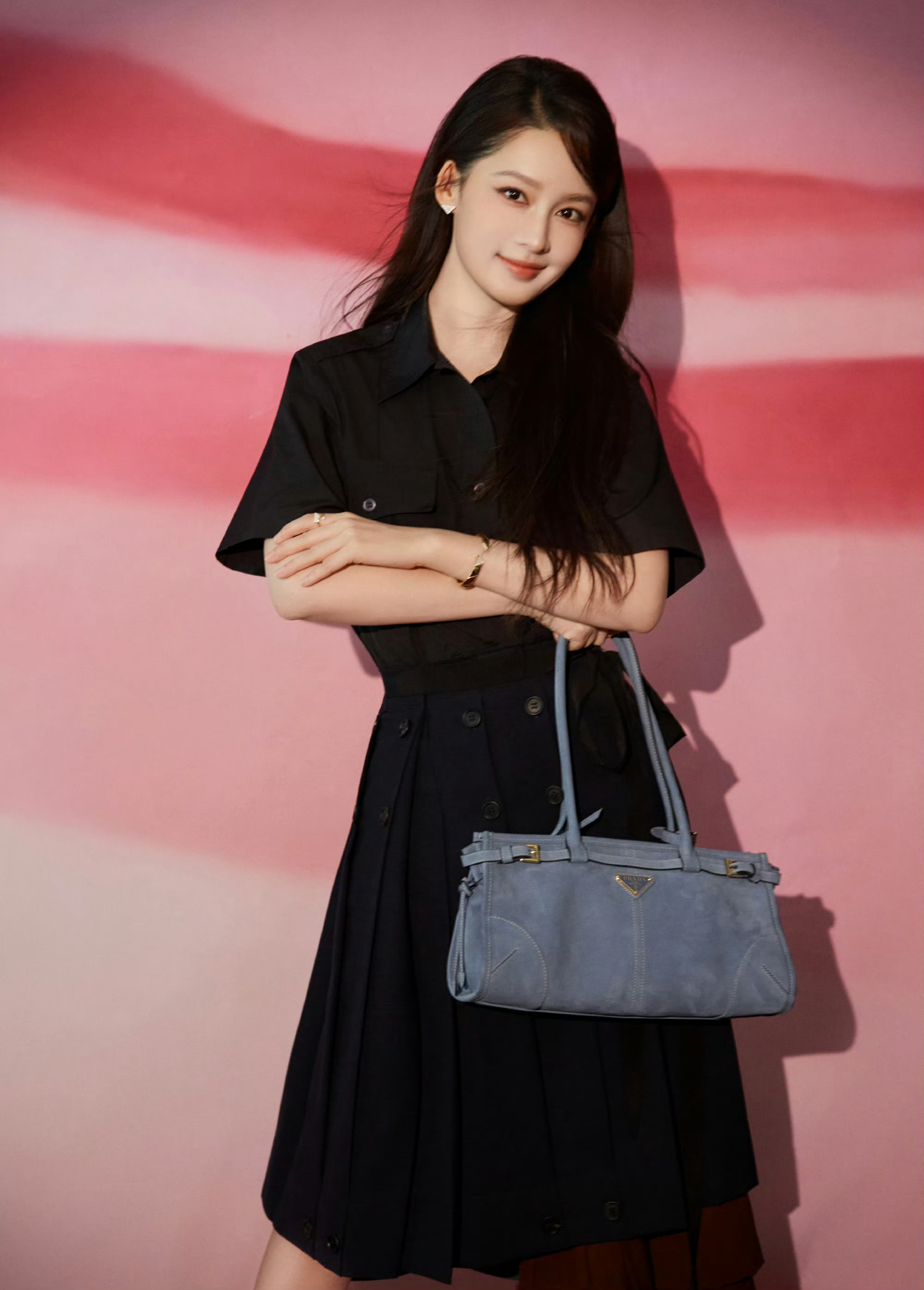 李沁现身成都IFS参加Prada"赤马迎春"开幕活动，身着品牌2026春夏系列黑