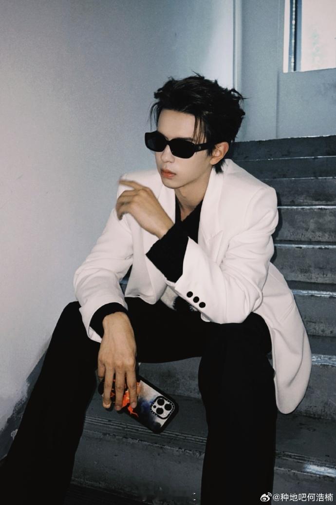 #何浩楠晒昨日在楼道照##何浩楠晒昨日在楼道plog# 何浩楠的昨日楼道之景，充