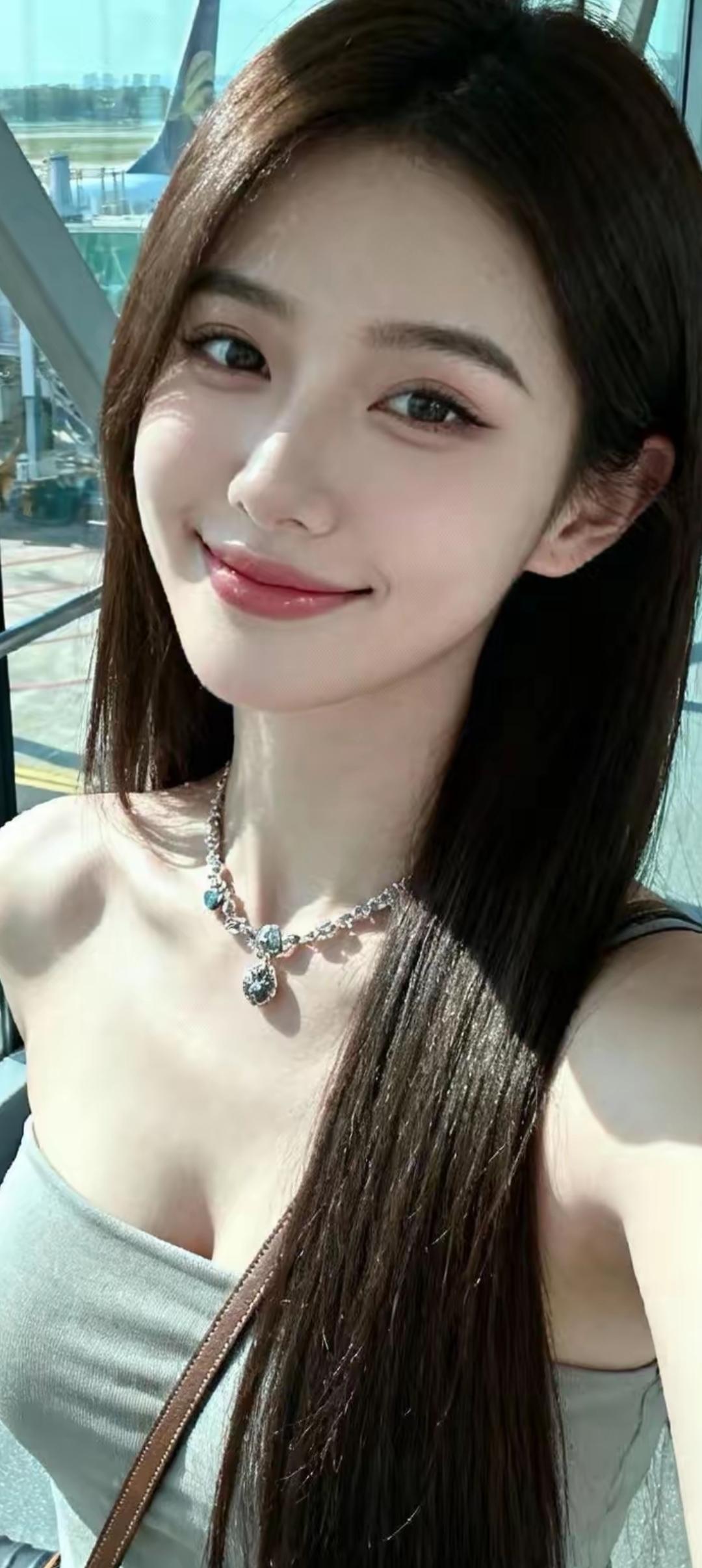 机场自拍，阳光明媚，微笑面对新旅程！🌞💃✨