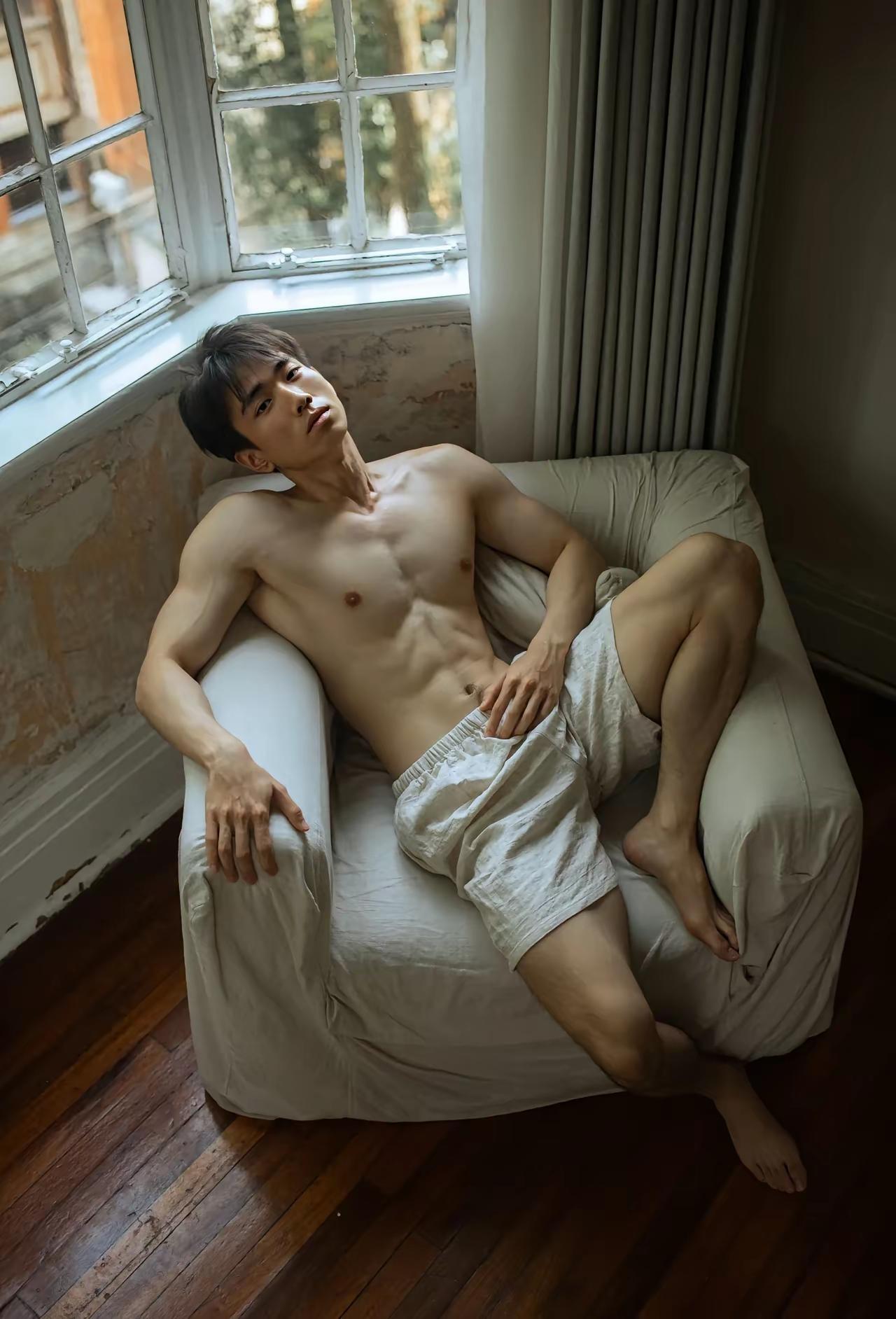 夏天的海边简直是天堂。男生们穿着短裤在沙滩上打球，晒成健康的小麦色，肩膀和手臂的